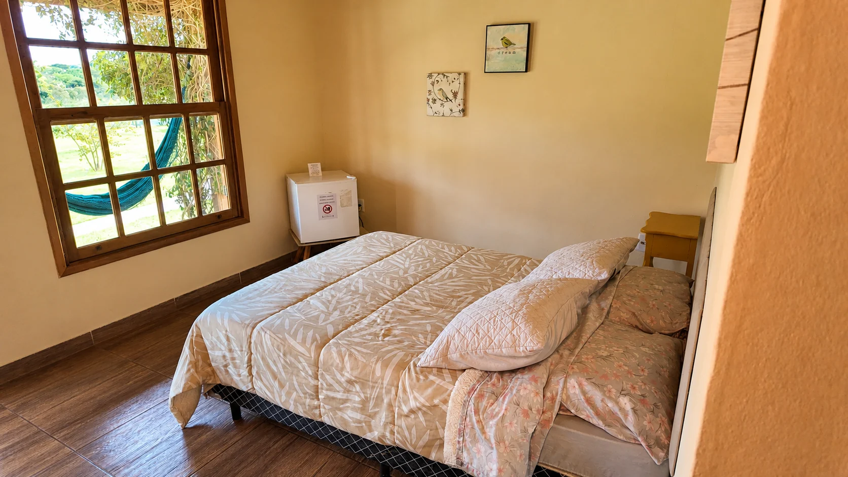 Quarto de chalé iluminado pela janela