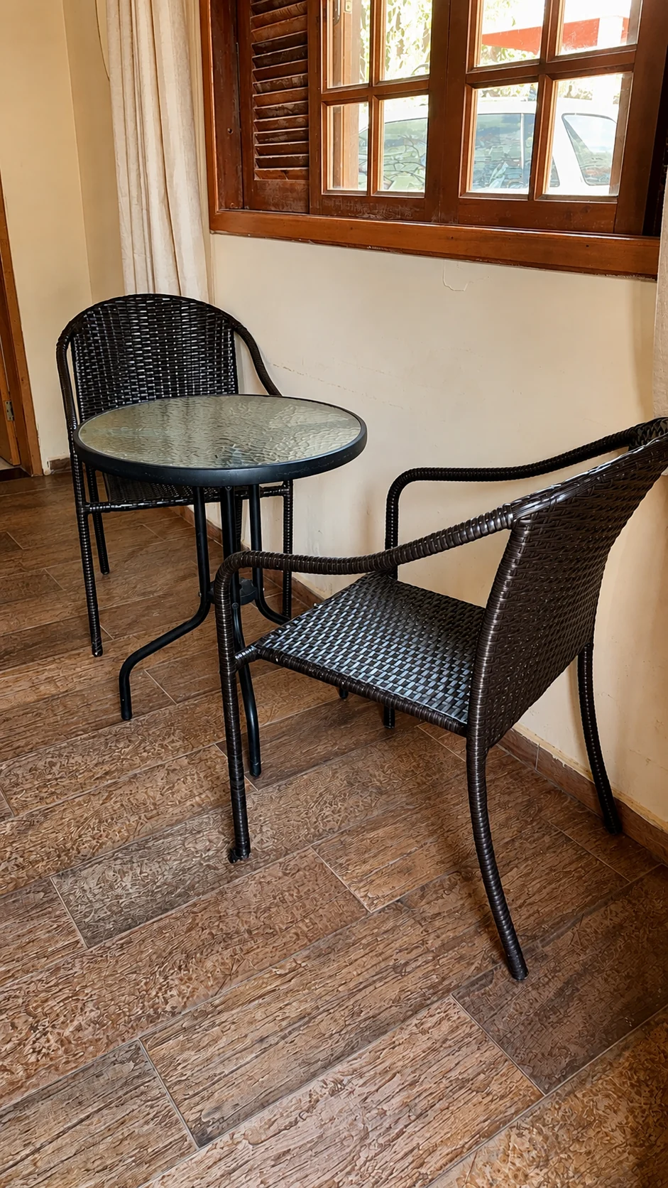 Poltronas na varanda de um chalé