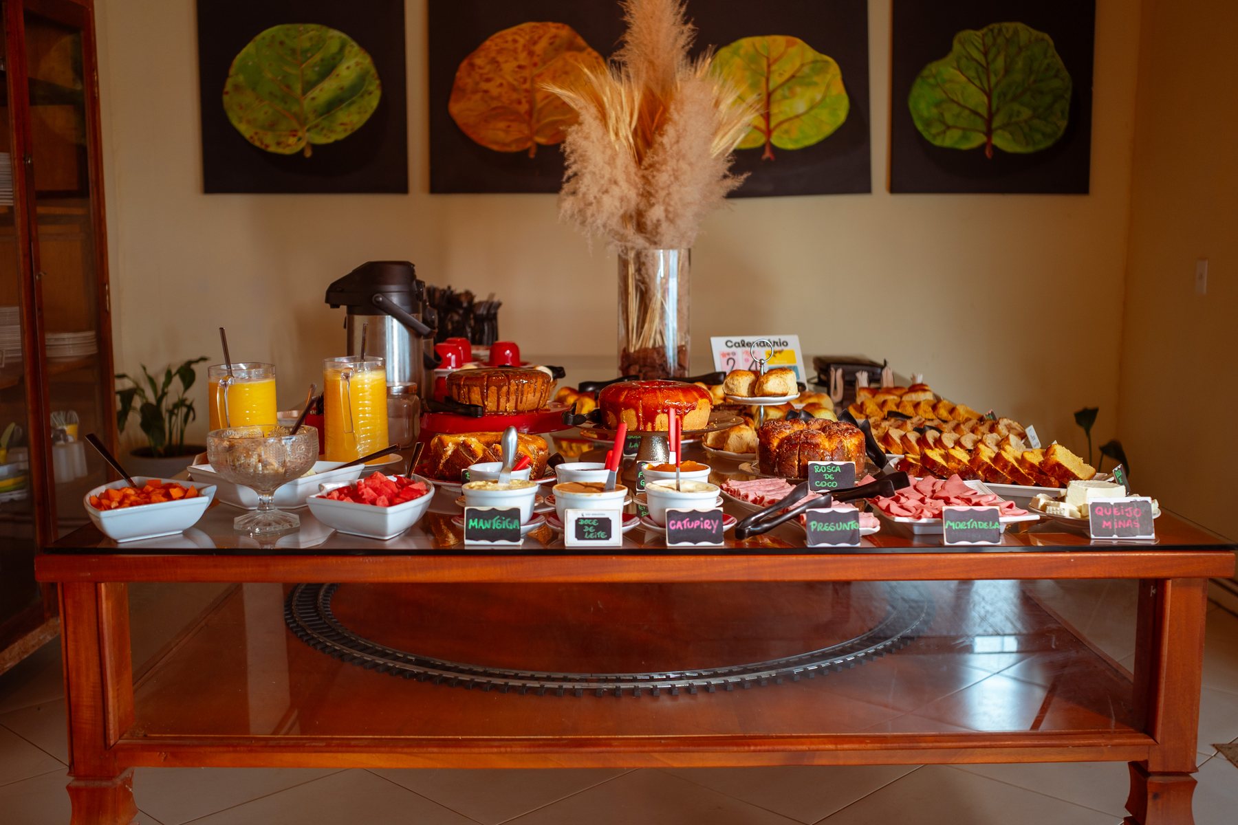 Café da manhã com pães, frutas e quitandas