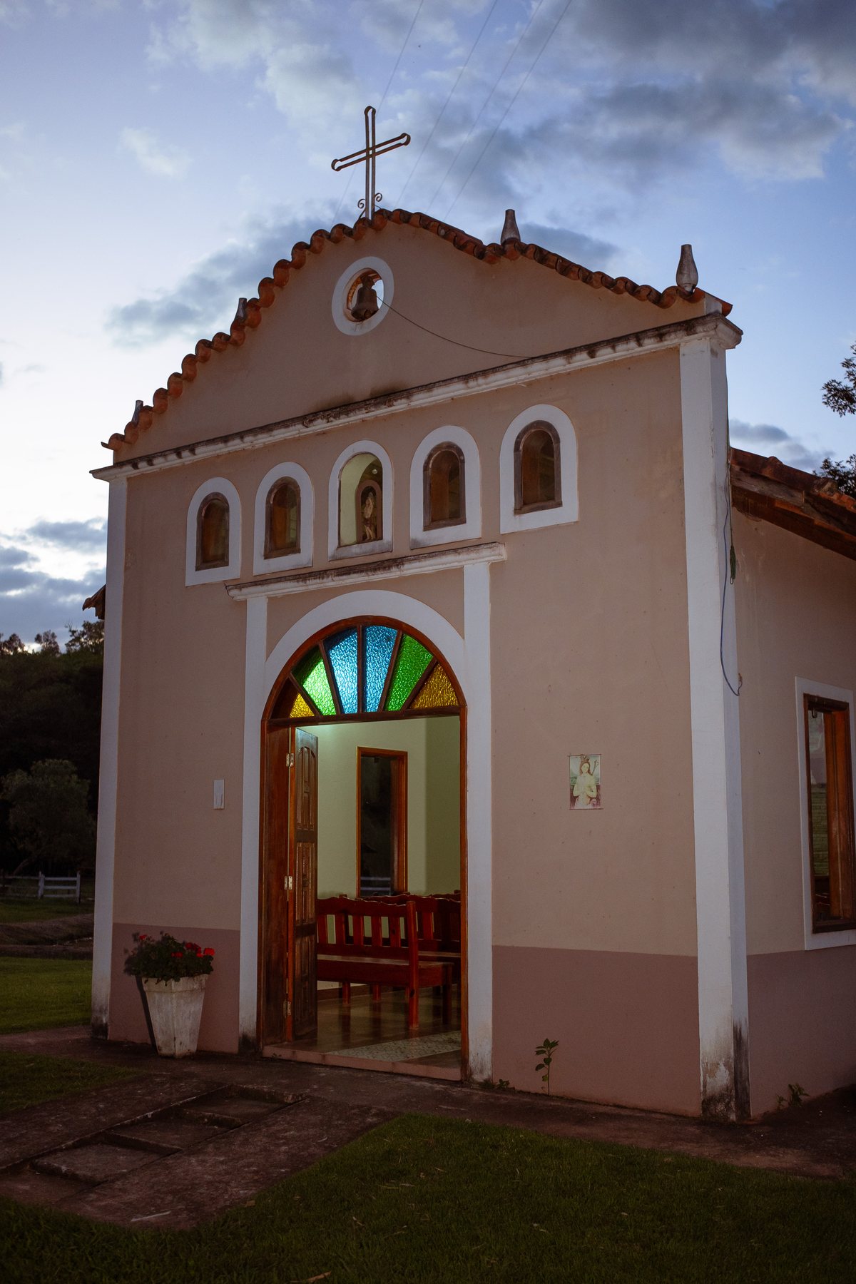 Capela entre os jardins da pousada