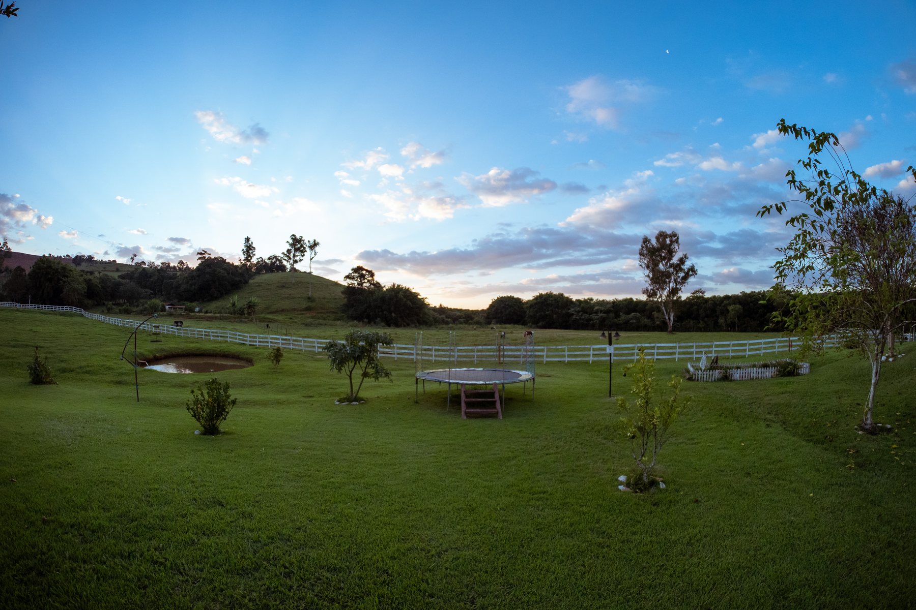 Campo aberto e paisagem da pousada entre o verde